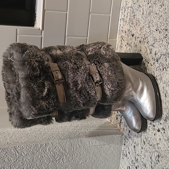 WOMENS MICHAEL KORS GUNMETAL SILVER CARLIE FUR BOOTS SIZE 8.5 - Picture 3 of 9
